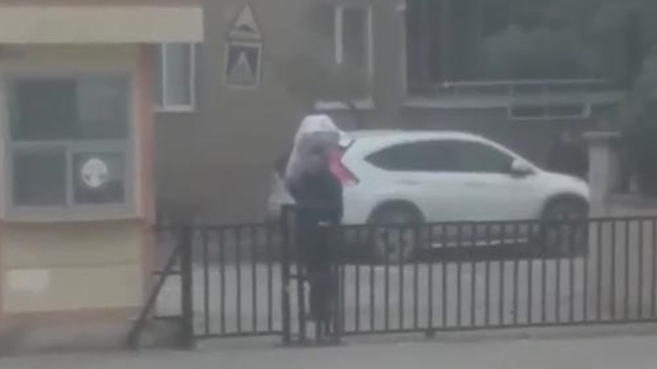 Omzundaki yükle saygı duruşunda bulundu