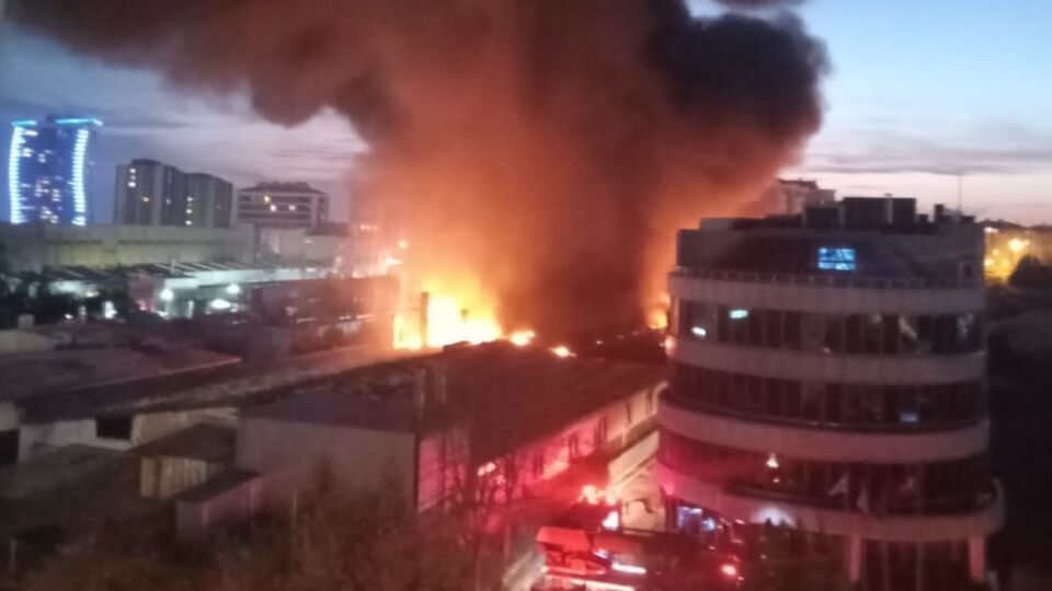 Avcılar'da boya fabrikasında yangın!