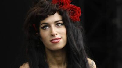 Ölmeden önce giydiği sahne kostümü satıldı