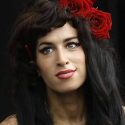 Ölmeden önce giydiği sahne kostümü satıldı