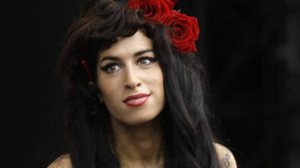 Ölmeden önce giydiği sahne kostümü satıldı