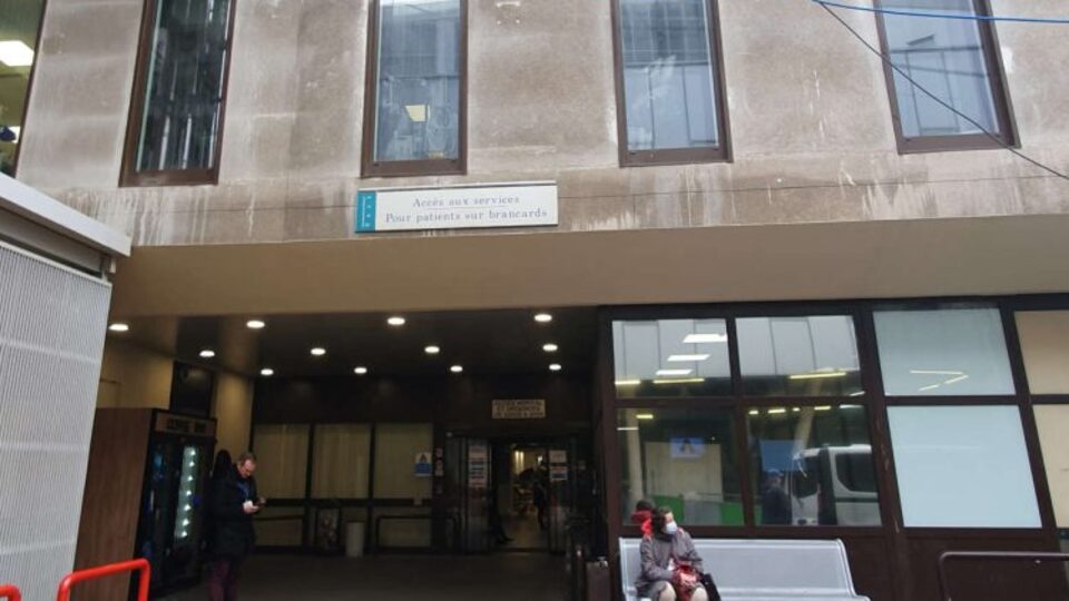 Paris'te hastane çalışanı kendini yaktı