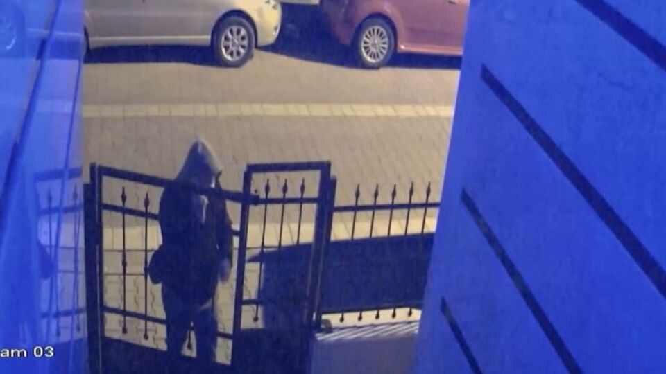 Hırsız girdiği evden anahtar alıp otomobili çaldı