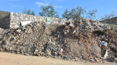 Afet toplanma alanına moloz yığdılar!