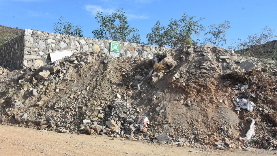 Afet toplanma alanına moloz yığdılar!