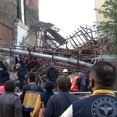 Malatya'da bina çöktü!