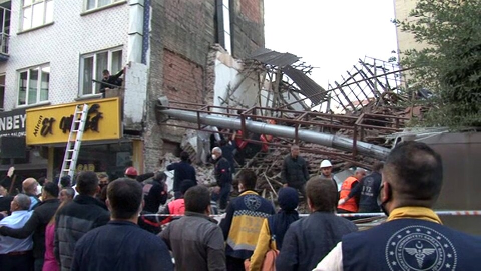 Malatya'da bina çöktü!