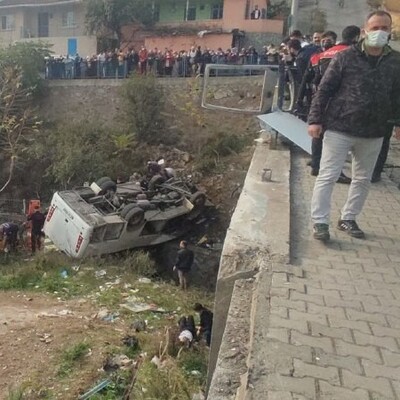 Servis aracı dereye uçtu! 3 ölü, 19 yaralı