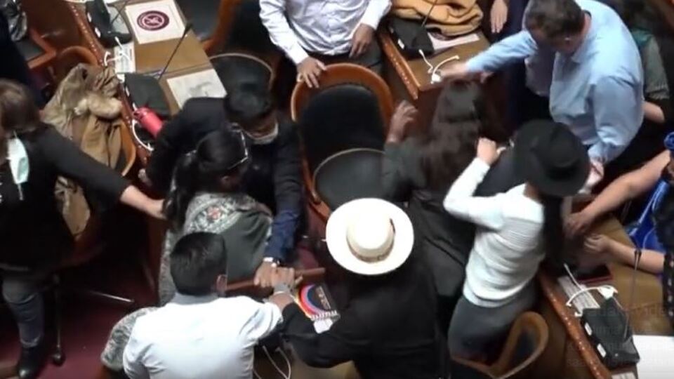 Bolivya Meclisi karıştı