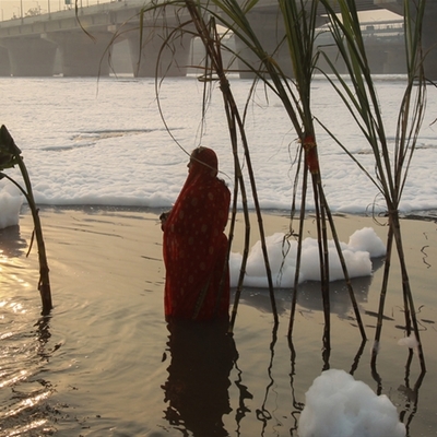 Hindistan'da ırmaktan zehir akıyor