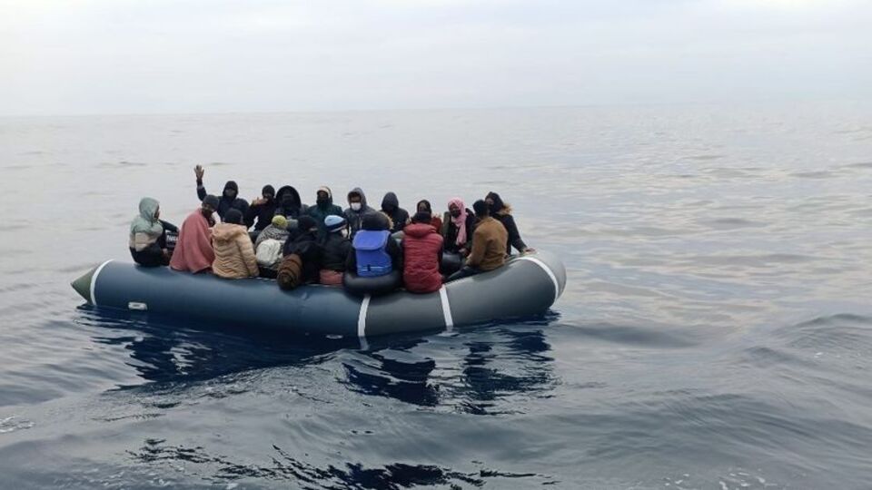 Yunanistan'ın ittiği 33 düzensiz göçmen kurtarıldı