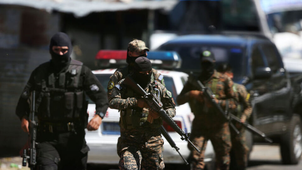 El Salvador'da artan cinayetlere karşı ordu görevde!