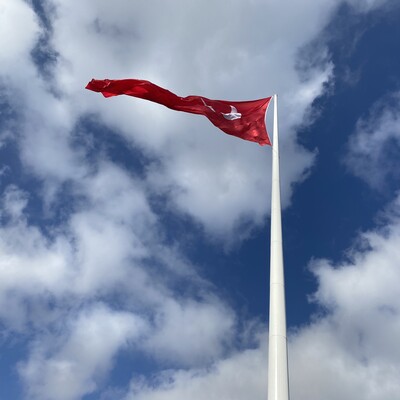 En büyük Türk bayrağı gönderde