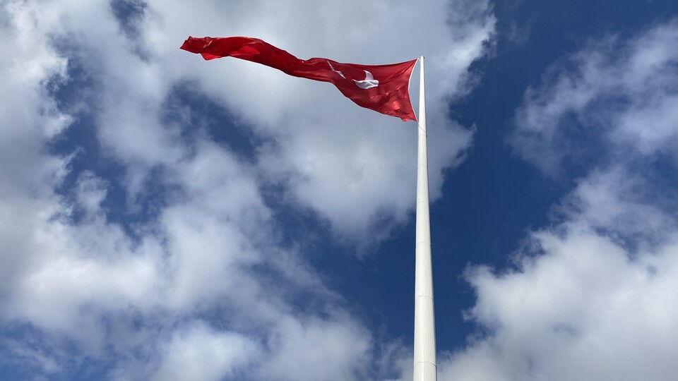 En büyük Türk bayrağı gönderde