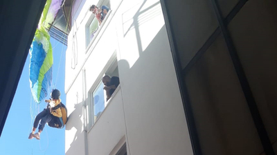 Rus turist, paraşütle asılı kaldı!