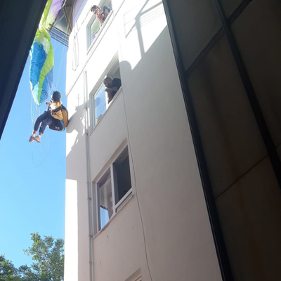 Rus turist, paraşütle asılı kaldı!