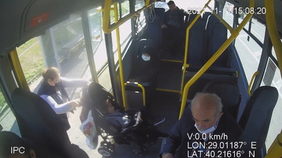 Şoför, engelli çocuk ile annesini otobüse almadı!