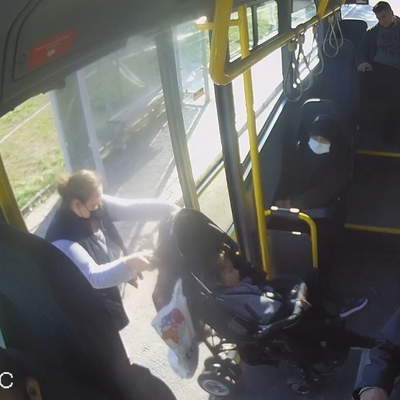 Şoför, engelli çocuk ile annesini otobüse almadı!