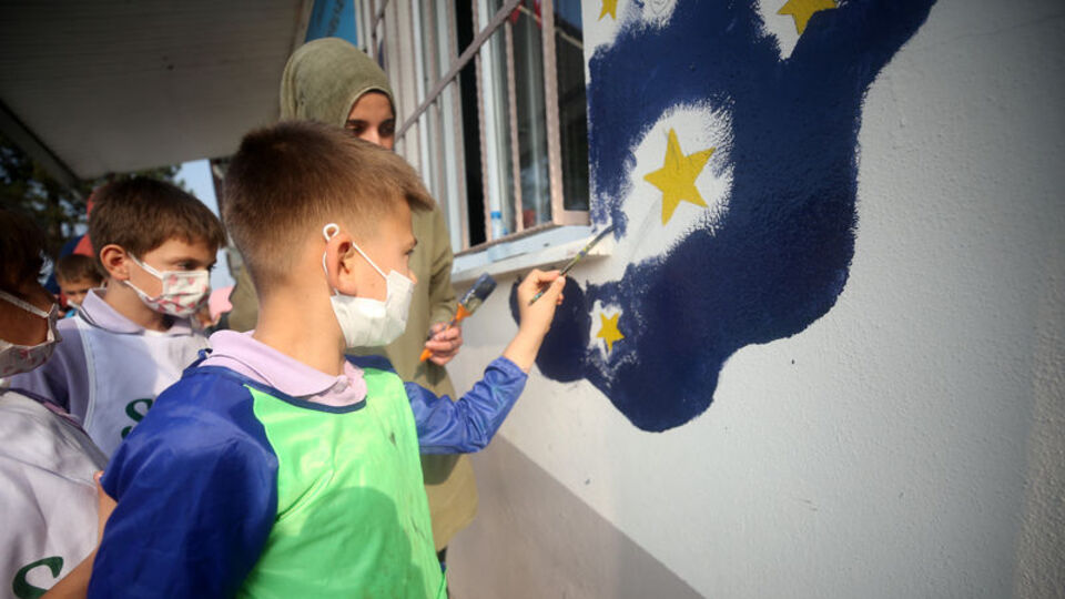 Çocukların hayal dünyası köy okullarının duvarlarına yansıtılıyor