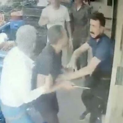 Pazarda kan aktı! Bıçak, tekme, yumruk!