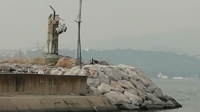 İzmir'de üç heykele saldırı! Parça parça ettiler