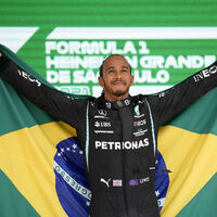 Nefes kesen yarışı Hamilton kazandı!