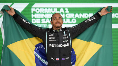 Nefes kesen yarışı Hamilton kazandı!