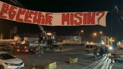 Dev pankartlı evlenme teklifi