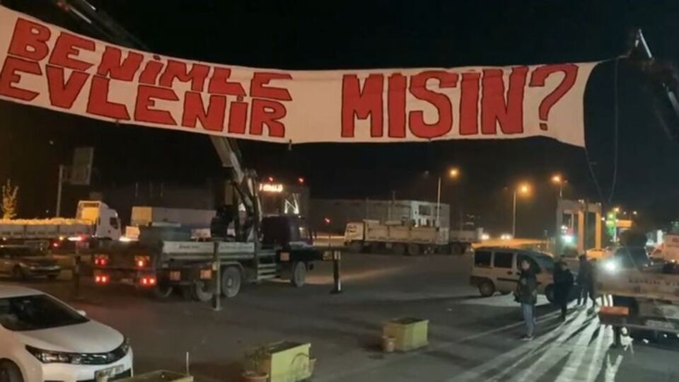 Dev pankartlı evlenme teklifi