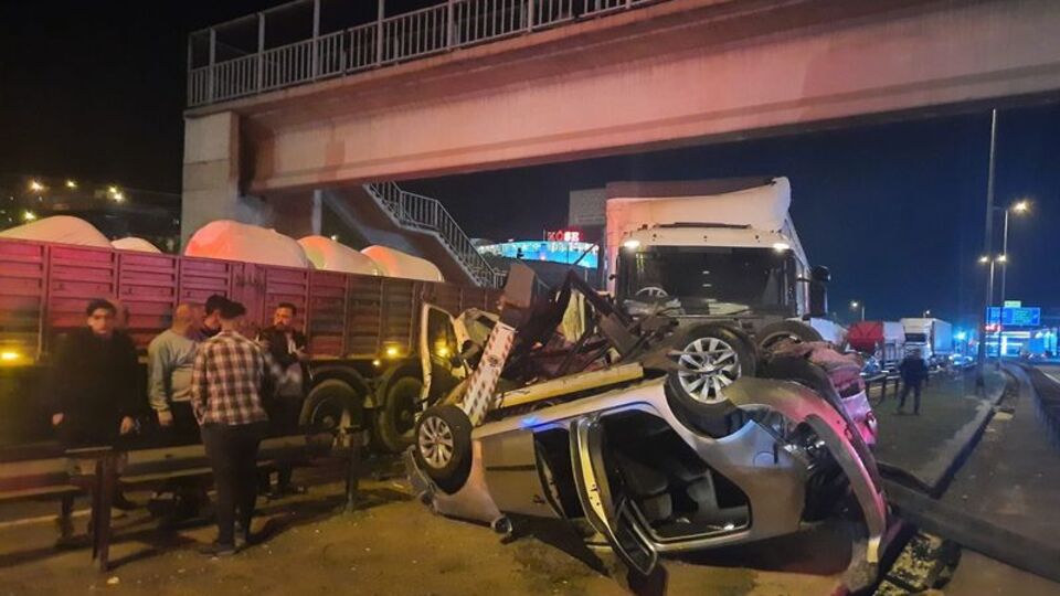 TIR, ışıkta bekleyen 3 araca çarptı: 1 ölü, 4 yaralı