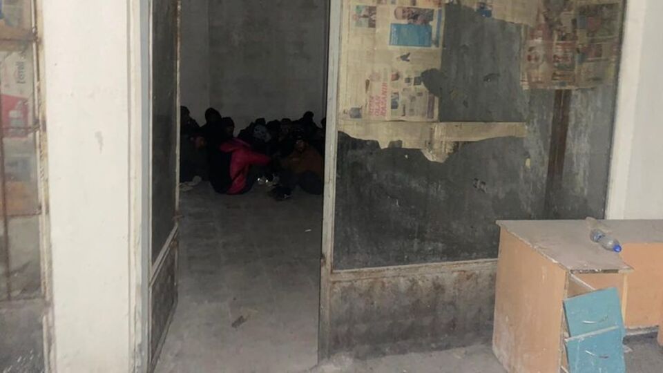 İş merkezinde 17 düzensiz göçmen yakalandı