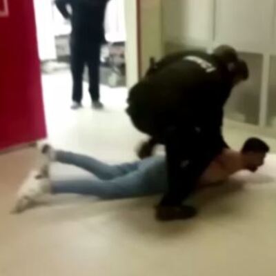 Önce eşine sonra polise saldırdı! Dehşet saçtı!