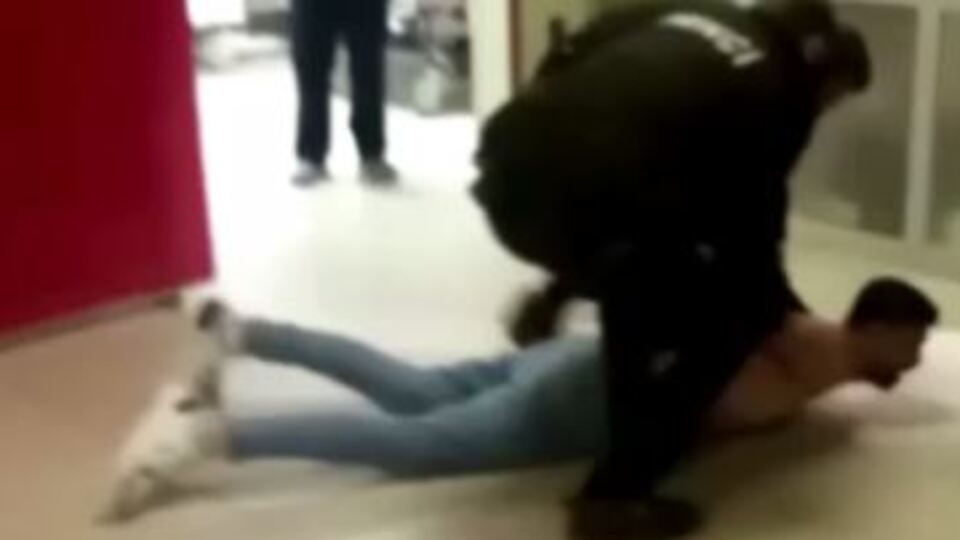 Önce eşine sonra polise saldırdı! Dehşet saçtı!