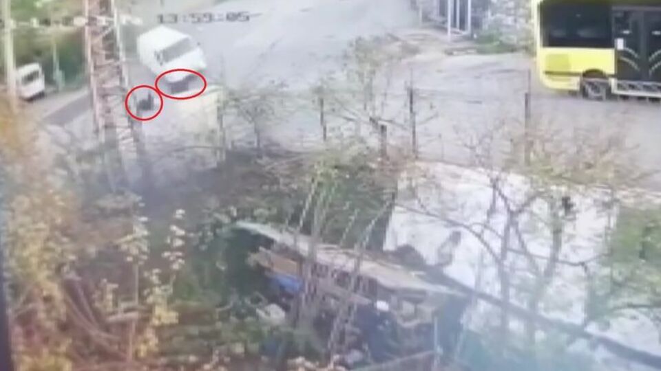 Minibüsün freni patladı! İki kadın yürüyordu!