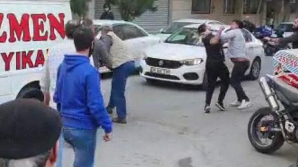 İzmir'de bıçaklı ve demir çubuklu 'yol verme' kavgası