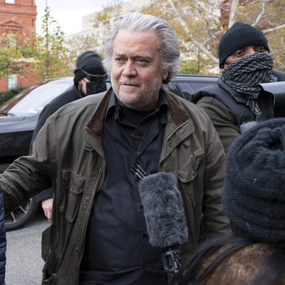 Trump'ın eski danışmanı FBI'a teslim oldu