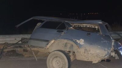 Feci kaza! Araç ikiye bölündü: 3 yaralı