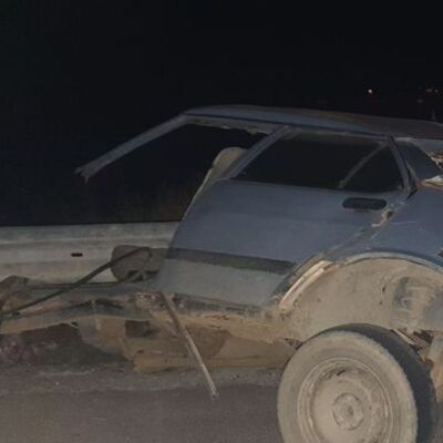 Feci kaza! Araç ikiye bölündü: 3 yaralı