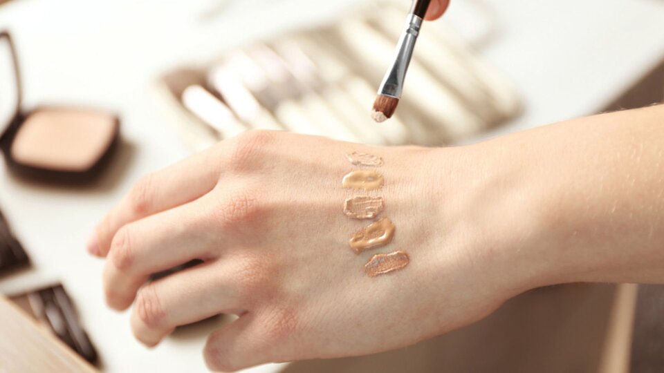 Tişörtten fondöten lekesi nasıl çıkar?