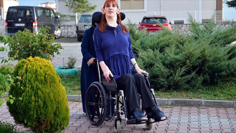 Dünyanın en uzun boylu kadını isteğini paylaştı