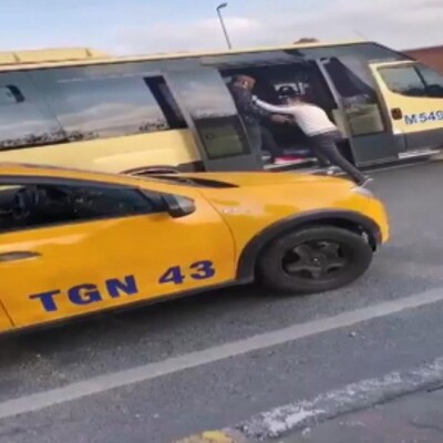 Taksicinin 'eksik para' kavgasında dehşet anları!
