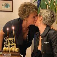 "Bu güzeller güzeli kadın doğurdu beni"