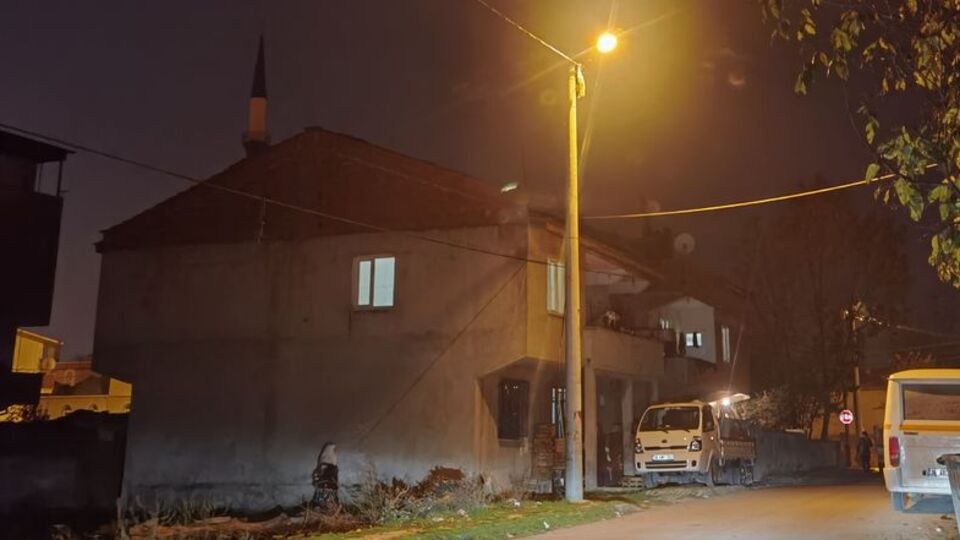 Baca temizlerken 3 katlı binanın çatısından düştü