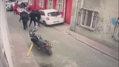 O anlar kamerada! Çatışmanın ortasında kalınca...