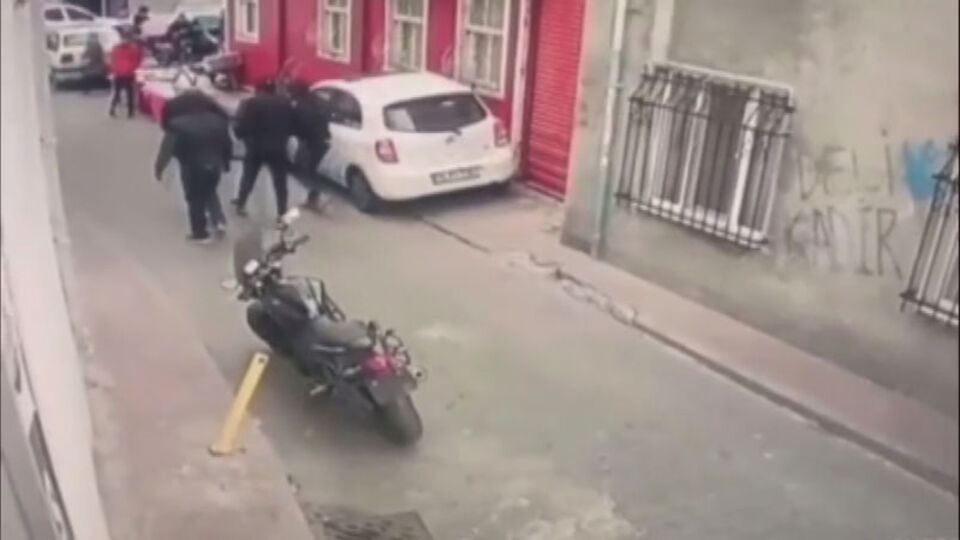 O anlar kamerada! Çatışmanın ortasında kalınca...