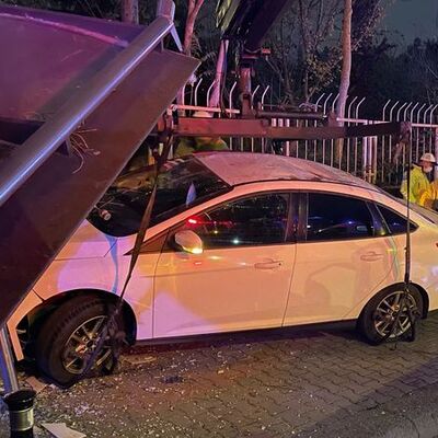 Otomobil durağa daldı! Ölü ve yaralılar var!