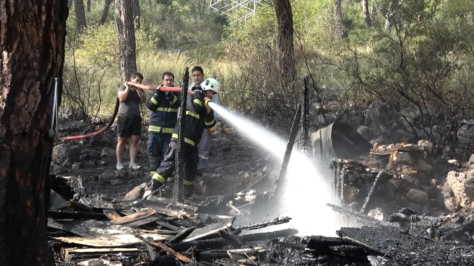 Yanan barakalarını gözyaşlarıyla izlediler!