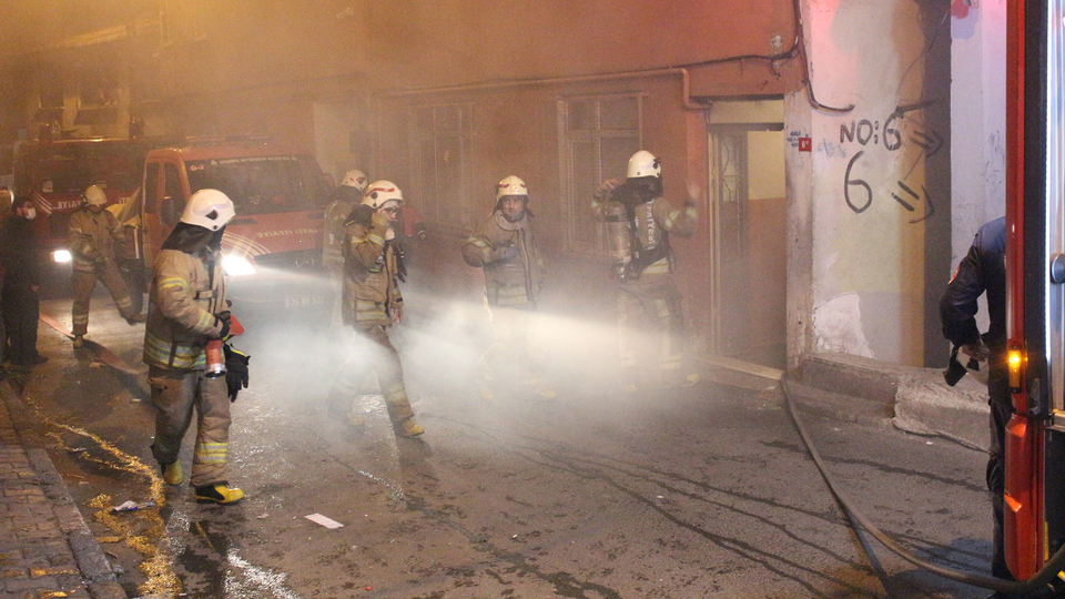 Kiracılar iki gecekonduyu yakıp kaçtı!