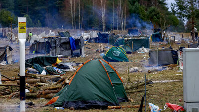 Göçmenler Belarus-Polonya sınırındaki kampı boşalttı
