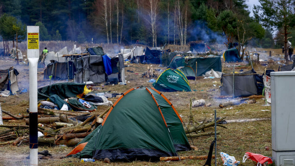 Göçmenler Belarus-Polonya sınırındaki kampı boşalttı
